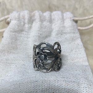 Handmade flower ring . Antiqued silverlook.